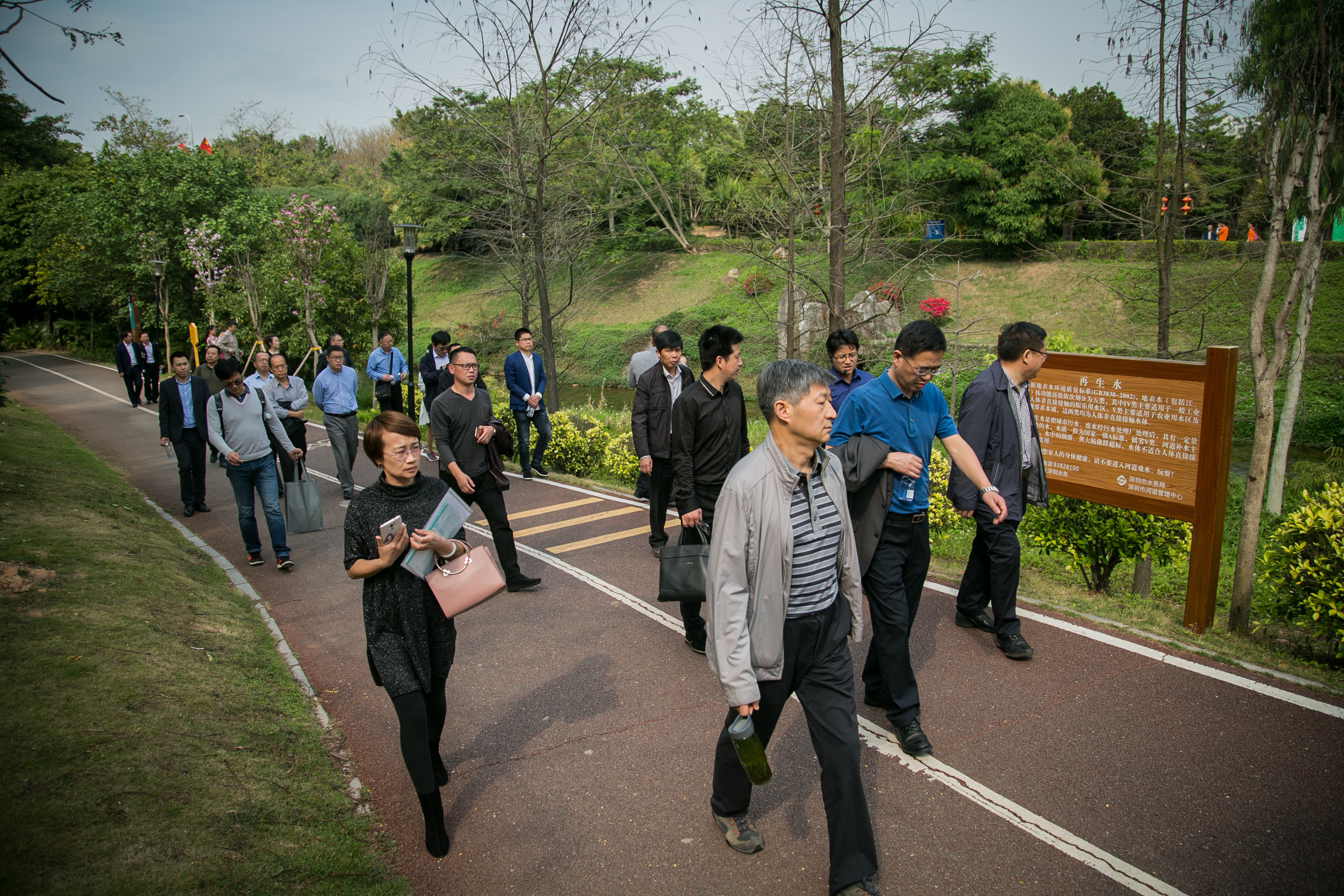 5.与会人员参观典范项目福田河.jpg